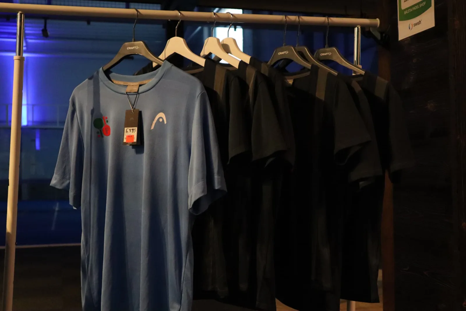 Klubbkläder på klädställning i shoppen