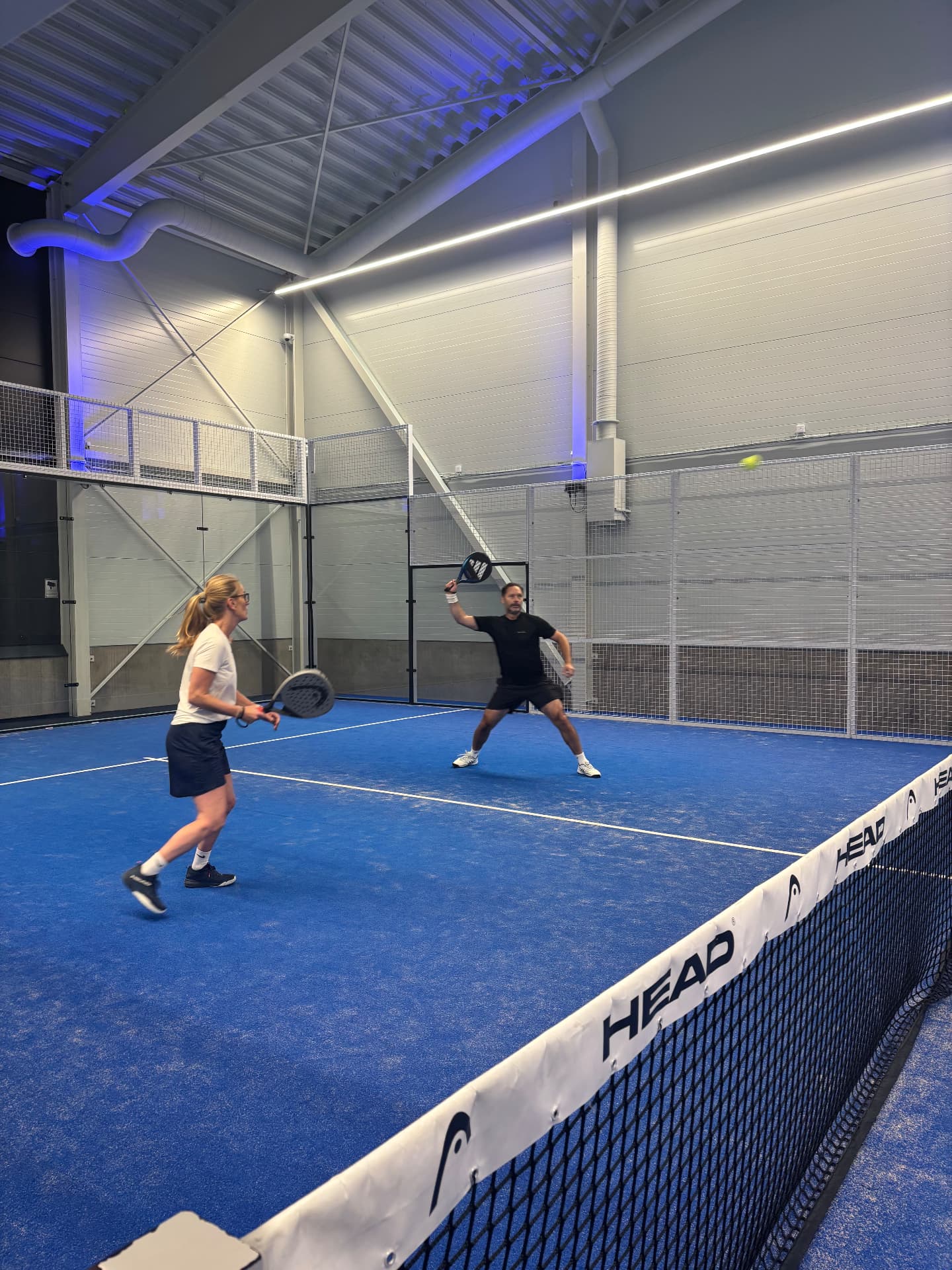 Två spelare under en padelmatch i Bålsta Padel Clubs hall