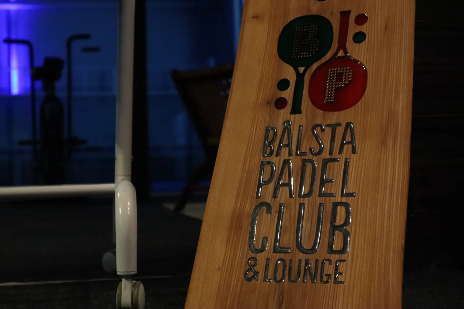 Träskylt för Bålsta Padel Club & Lounge